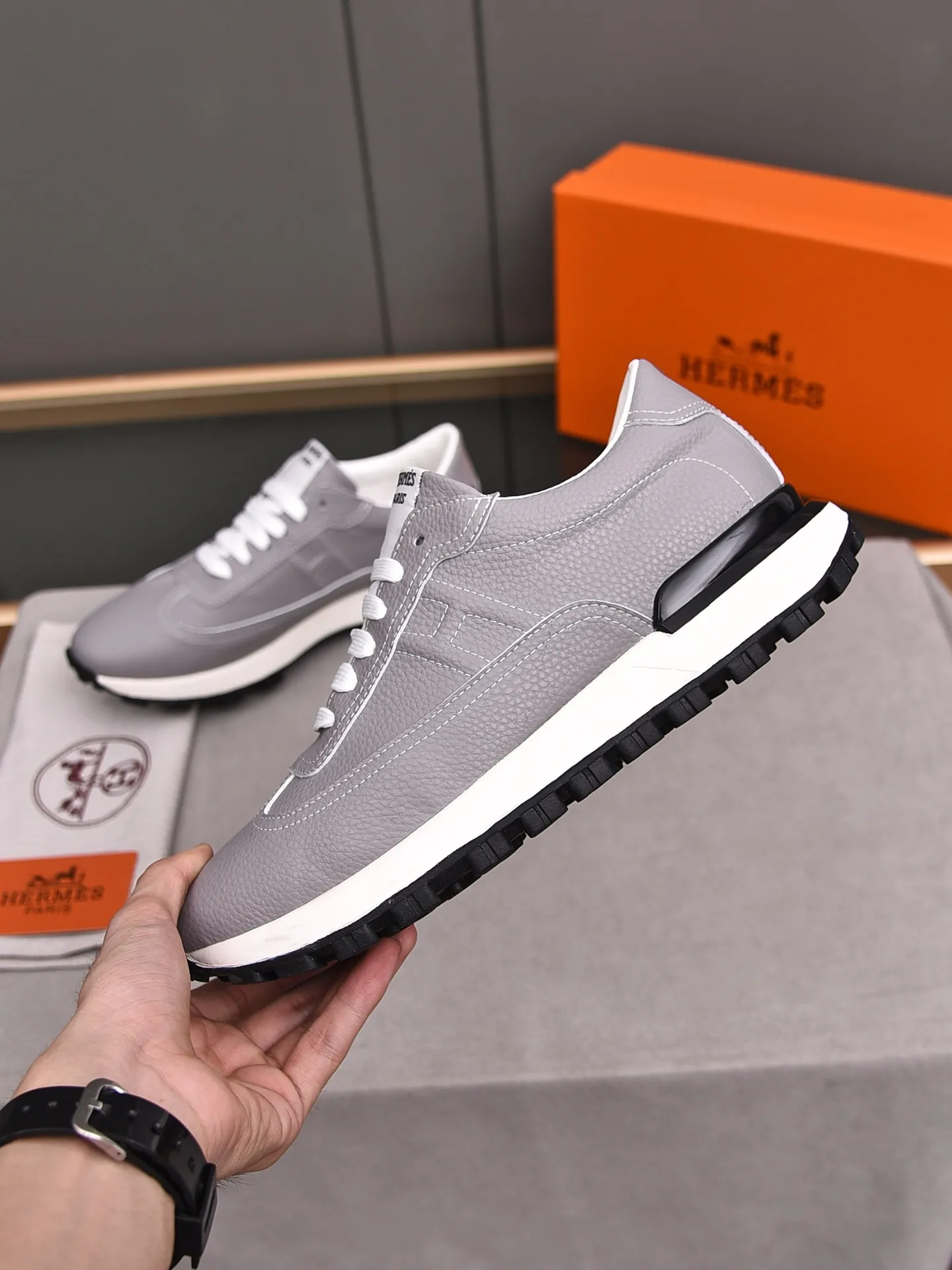 📛📛📛PPP420 (Hermes)🆕Men's color-blocked sneakers with textured calfskin details. Spliced ​​with original cowhide, this shoe draws inspiration from the equestrian world, integrating technical details and practical functions. Breathable sheep lining, original combination outsole, high-end quality, and every detail is perfectly combined! Size: 38-44 (45 can be customized)